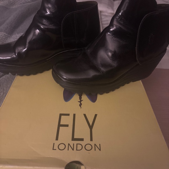 Fly London Blk patent leather booties with Velcro close, sturdy lug sole. Sz:38 - Picture 5 of 6